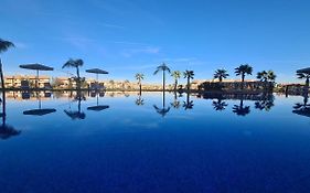 mini-villa situee dans une residence Prestigia à Marrakech, avec une vue sur la piscine et le golf une securite 24h sur 24 et une proximite ideale de l aeroport 5 minutes C est une offre parfaite pour des vacances